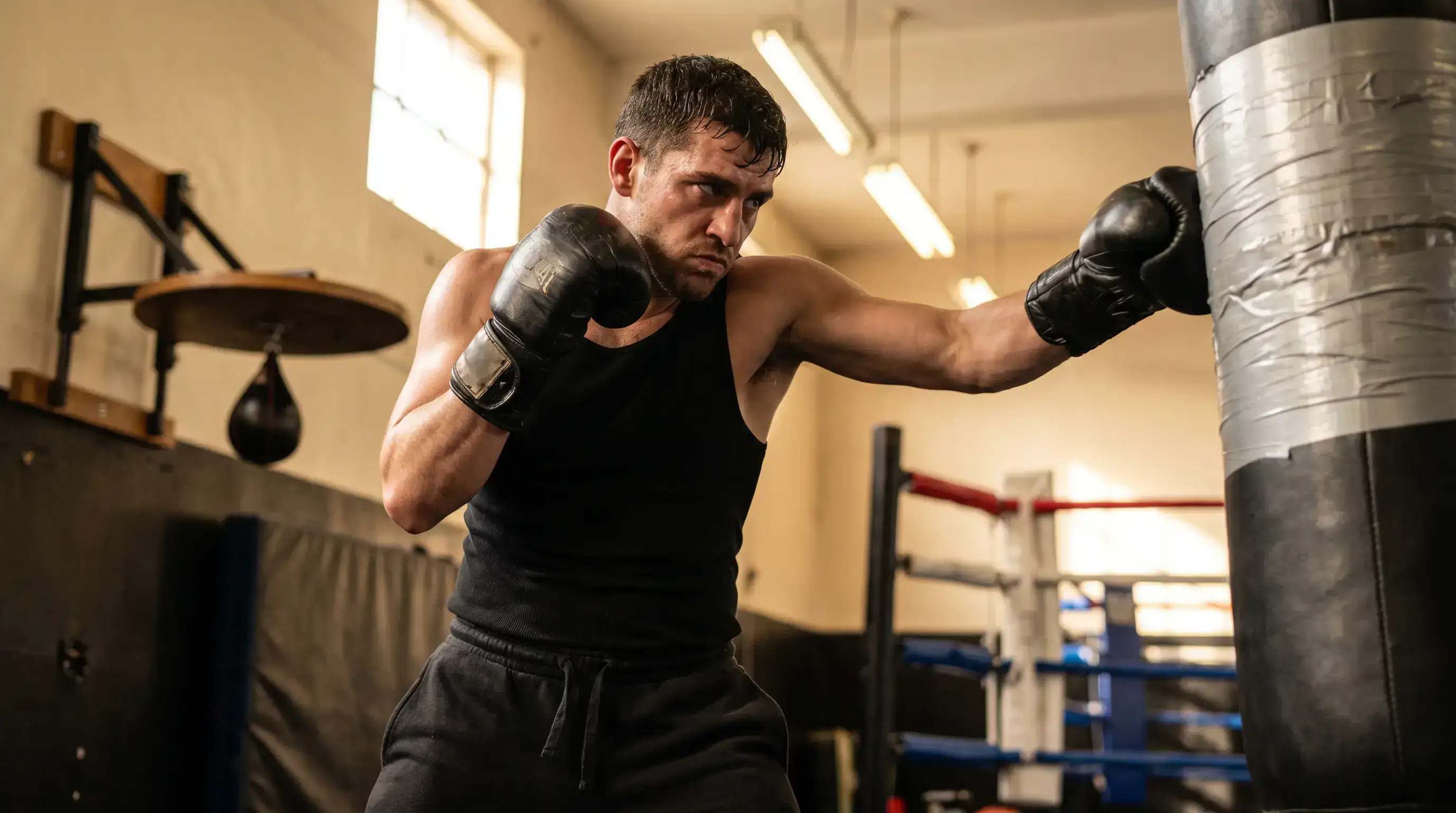 Boxwetten Leitfaden Fazit: Boxer trainiert konzentriert als Symbol für diszipliniertes und strategisches Boxwetten in Deutschland